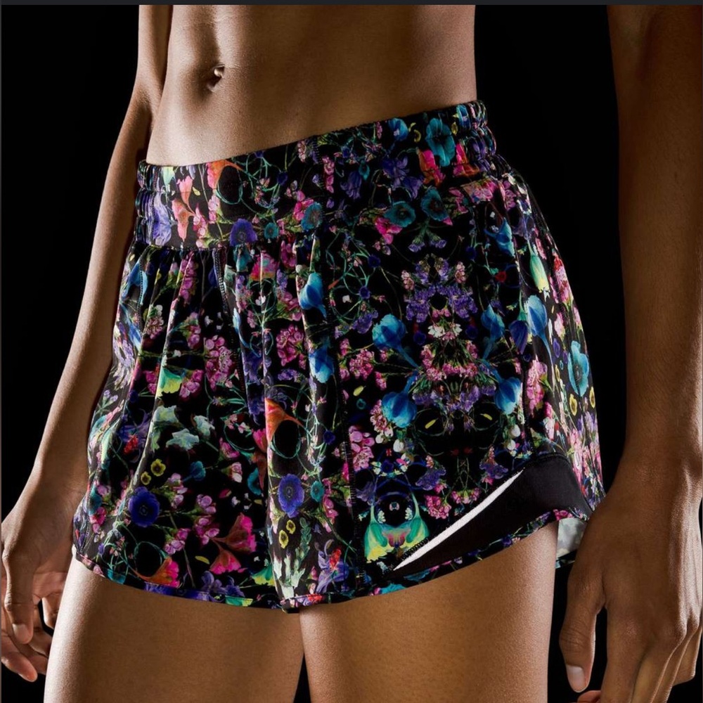 Lululemon Hotty Hot Low Rise Short 4” Lined Size 6 Flowerscope Black